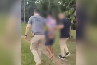 Momento em que o jovem é preso. Delegada disse que ele confessou o estupro (Foto: Divulgação/PC-AM)