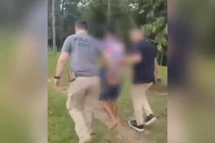 Momento em que o jovem é preso. Delegada disse que ele confessou o estupro (Foto: Divulgação/PC-AM)