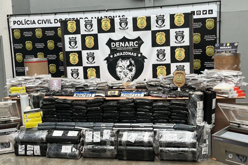 A apreensão inclui 176 quilos de maconha tipo skunk e 35 quilos de cocaína (Foto: Divulgação/PCAM)