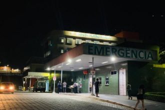 A vítima foi internada no Hospital e Pronto Socorro Platão Araújo, na zona leste (Foto: WhatsApp/Reprodução)