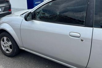 Menino de 5 anos ficou preso dentro de um veículo no bairro Adrianópolis, zona centro-sul (Foto: WhatsApp/Divulgação)