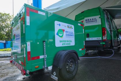 Primeira unidade odontológica móvel em Manaus (Foto: Antonio Pereira/Semcom)