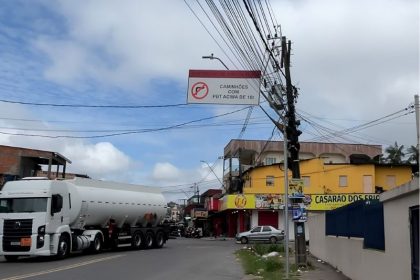 Placas e sinalização para restrição de veículos pesados implantadas pelo IMMU em via de Manaus (Foto: Kamile Brandão/IMMU)