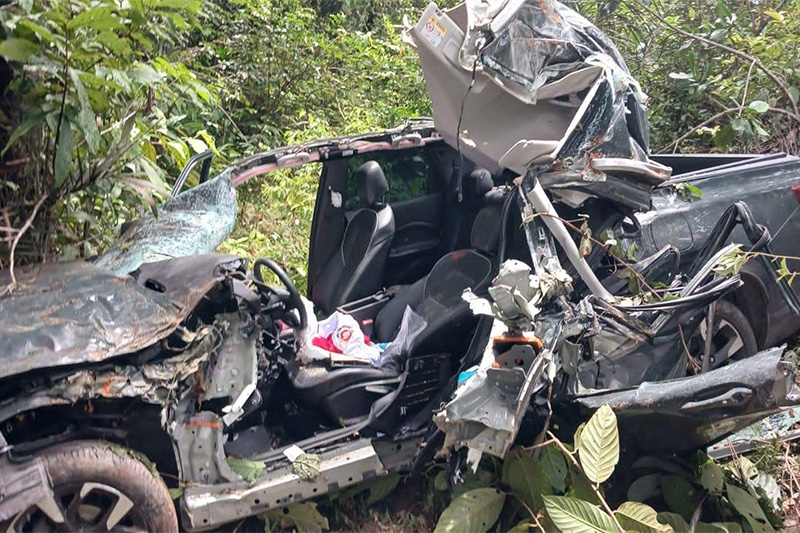 Veículo ficou completamente destruído. Promotor ficou ferido e assessor morreu )Foto: WhatsApp/Reprodução)