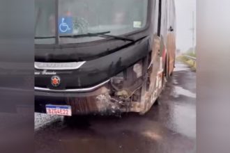Ônibus ficou parcialmente danificado na dianteira (Imagem: Facebook/Reprodução)