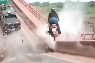 Momento em que ponte desaba: carros e motos despencaram e 14 pessoas morreram (Imagem: Divulgação)