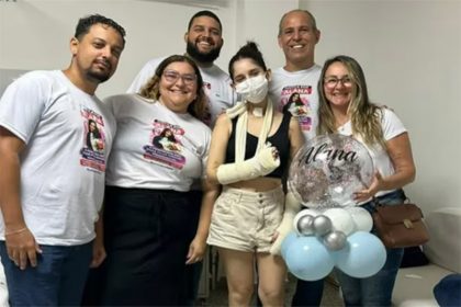 Alana Anísio com familiares na saída do hospital: sobrevivente (Foto: Instagram/@jaderluce/Reprodução)