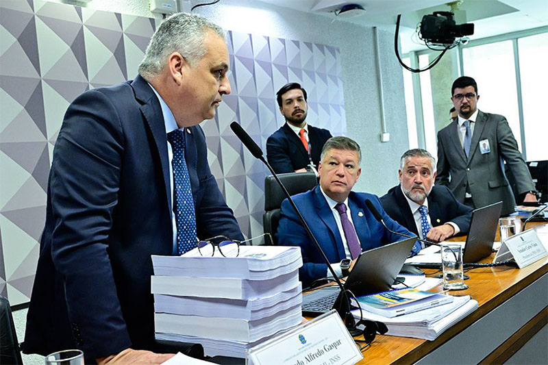 Alfredo Gaspar apresentou relatório da CPMI do INSS nesta sexta-feira (Foto: Geraldo Magela/Agência Senado)