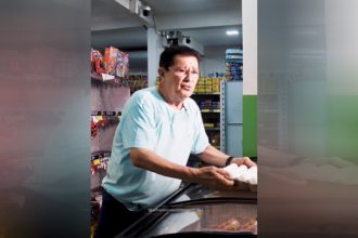 Alfredo Nascimento pega cartela de ovos e diz que produto está caro, mas preço caiu (Imagem: Instagram/Reprodução)
