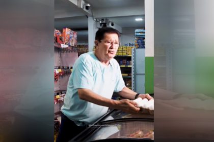Alfredo Nascimento pega cartela de ovos e diz que produto está caro, mas preço caiu (Imagem: Instagram/Reprodução)