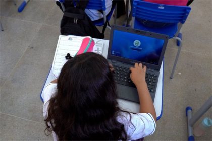 Aluna acessa internet em escola pública do Amazonas: melhor qualidade na conexão (Foto: Layo Stambassi/MCom)