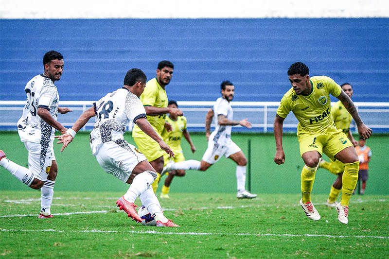 Amazonas FC, de branco, goleou o Galvez em Rio Branco (Foto: Jhon Silva/AMFC)