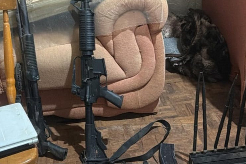 A PF apreendeu fuzis em casa dr suspeito de tráfico de drogas (Foto: PF/Divulgação)