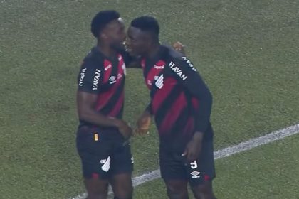 Mendoza (à esquerda) abriu o placar na vitória do Athletico (Imagem: CazéTV/YouTuybe/Reprodução)