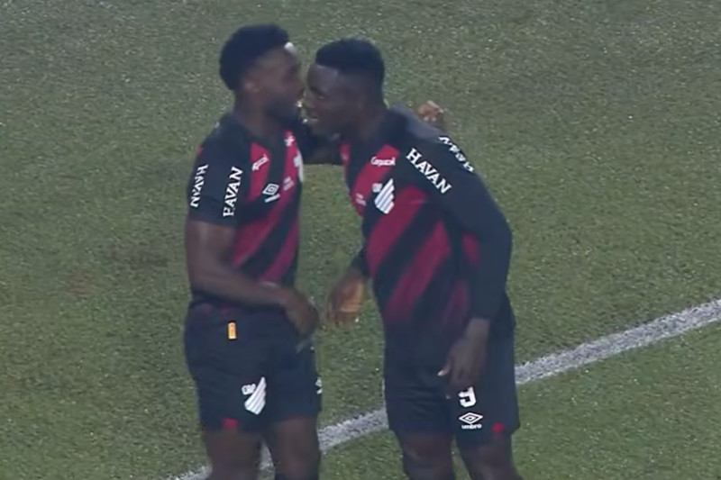 Mendoza (à esquerda) abriu o placar na vitória do Athletico (Imagem: CazéTV/YouTuybe/Reprodução)