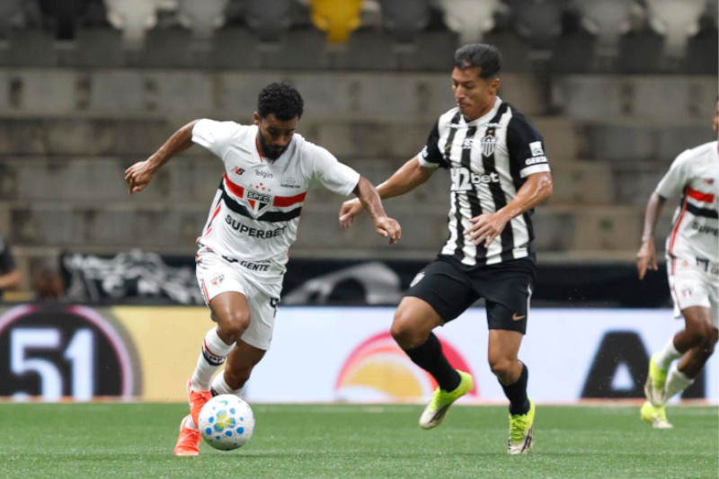 Lance de jogo: Atlético-MG superou o Tricolor paulista em casa (Foto: Rubens Chiri/São Paulo FC)