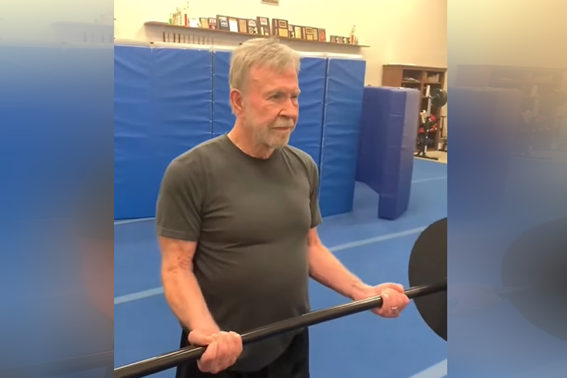 Ator Chuck Norris durante treino antes de passar mal e ser hospitalizado: sucesso no cinema (Imagem: Facebook/Reprodução)