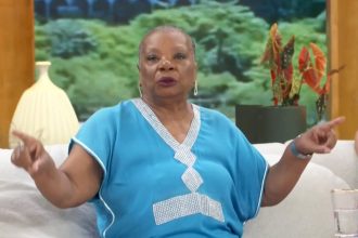 Neusa Borges está com 84 anos e firmou contrato vitalício com a Globo (Imagem: Globoplay/Reprodução)
