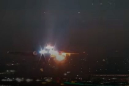 Momento em que motor do avião explode na decolagem (Imagem: Aviação Guarulhos/YouTube/Reprodução)