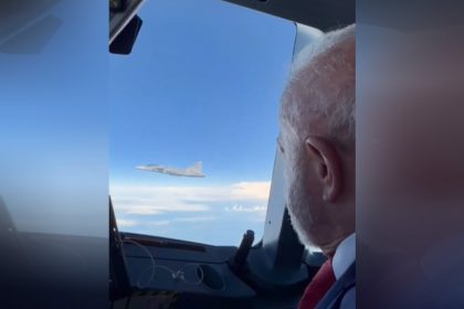 Presidente Lula acompanha voo de caça Gripen fabricado no Brasil: primeiro supersônico brasileiro (IMagem: X/Reprodução)