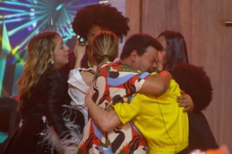 Participantes do BBB 26 abraçaram Breno e Juliano Floss no retorno dos brothers ao reality (Imagem: Globoplay/Reprodução)
