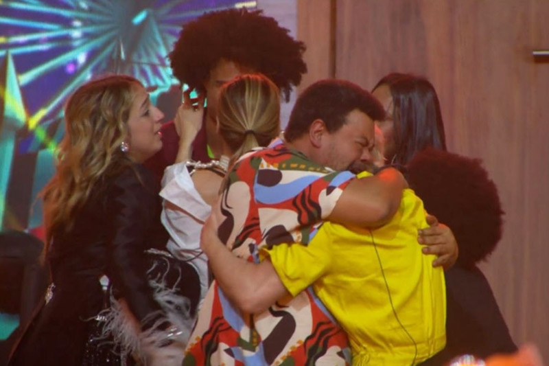 Participantes do BBB 26 abraçaram Breno e Juliano Floss no retorno dos brothers ao reality (Imagem: Globoplay/Reprodução)