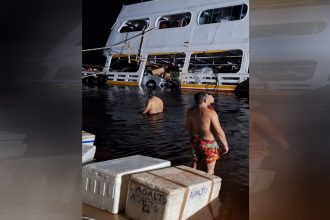 Barco afundou parcialmente e passageiros conseguiiram sair sem danos (IMagem: WhatsApp/Repodução)