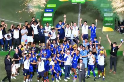 Jogadores do Nacional erguem a taça e celebram título de campeão (Imagem: YouTube/NSports/Reprodução)