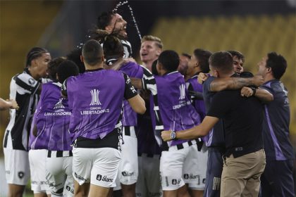 Jogadores do Botafogo comemoram gol de empate contra o Barcelona, do Equador (Foto: Vitor Silva/Botafogo FR)