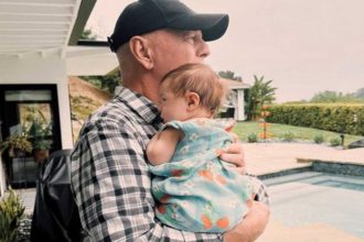 Bruce Willis com a neta Louetta: aparição rara do ator que sofre de demência (Foto: Instagram/@rumerwillis)