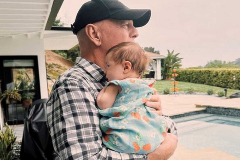 Bruce Willis com a neta Louetta: aparição rara do ator que sofre de demência (Foto: Instagram/@rumerwillis)