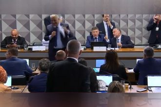 Alfredo Gaspar (em pé) citou fala do ministro aposentado do STFF Luís Roberto Barroso e gerou confusão na CPMI do INSS (Imagem: TV Senado/Reprodução)
