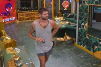 Jonas Sulzbach com o copo de café que gerou punição (Imagem: Globoplay/Reprodução)