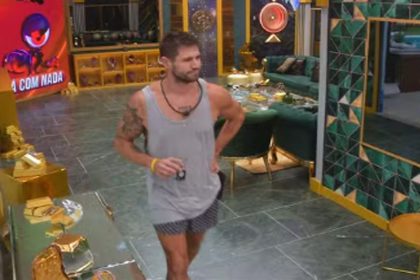 Jonas Sulzbach com o copo de café que gerou punição (Imagem: Globoplay/Reprodução)