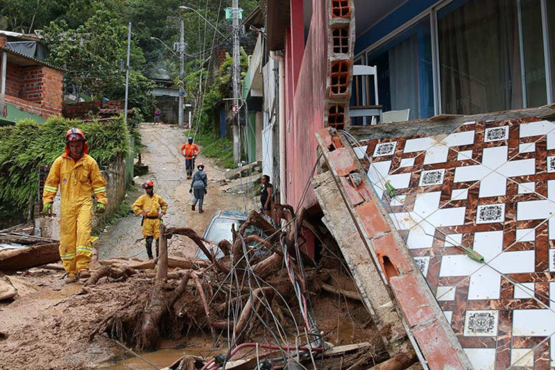 Casas destruídas por enxurrada no litoral de São Paulo: projeto institui redução na conta de luz a pessoas afetadas por calamidades (Foto: Rovena Rosa/ABr)