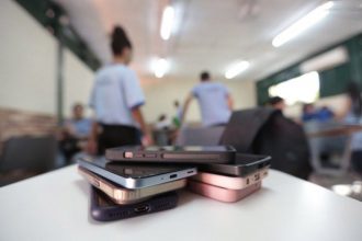 Celulares recolhidos de alunos: uso em sala de aula e no recreio é proibido (Foto: Angelo Miguel/MEC)