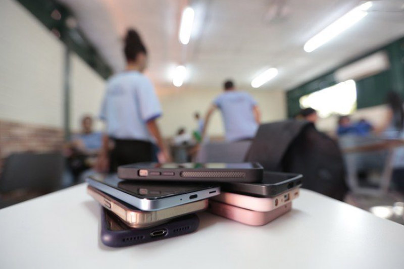Celulares recolhidos de alunos: uso em sala de aula e no recreio é proibido (Foto: Angelo Miguel/MEC)