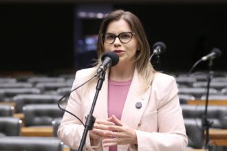 Relatora Clarissa Tércio afirma que mulher tem direito de registrar o parto (Foto: Kayo Magalhães/Agência Câmara)