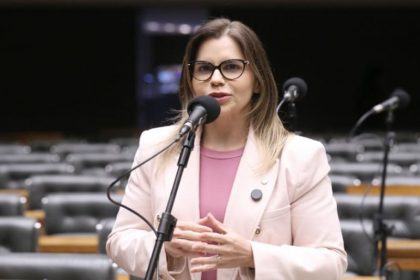 Relatora Clarissa Tércio afirma que mulher tem direito de registrar o parto (Foto: Kayo Magalhães/Agência Câmara)