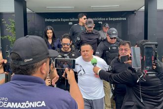 Pedro José ao sair da delegacia para audiência de custódia: prisão mantida (Foto: WhatsApp/Divulgação)