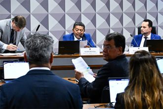 Eduardo Braga disse que novo texto elimina barreiras de acesso ao benefício (Foto: Waldemir Barreto/Agência Senado)