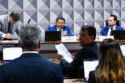 Eduardo Braga disse que novo texto elimina barreiras de acesso ao benefício (Foto: Waldemir Barreto/Agência Senado)