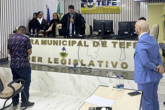 Laudimar de Souza Moreno (de costas) ao ouvir a sentença de condenação (Foto: Comarca de Tefé/Divulgação)