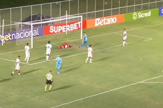 Lance de jogo: Manaus FC (de branco) foi eliminado nos pênaltis (Imagem: Esporte Manaus/YouTubeReprodução)