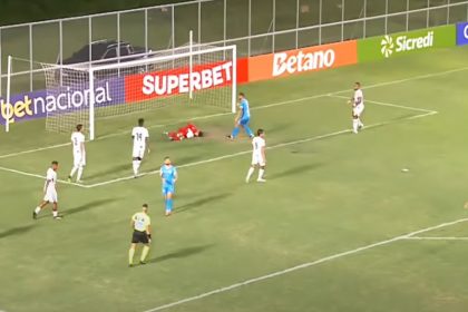 Lance de jogo: Manaus FC (de branco) foi eliminado nos pênaltis (Imagem: Esporte Manaus/YouTubeReprodução)