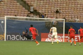 Lance do gol de pênalti. Manauara (de vermelho) foi eliminado da Copa do Brasil (Imagem: GE/YouTube/Reprodução)