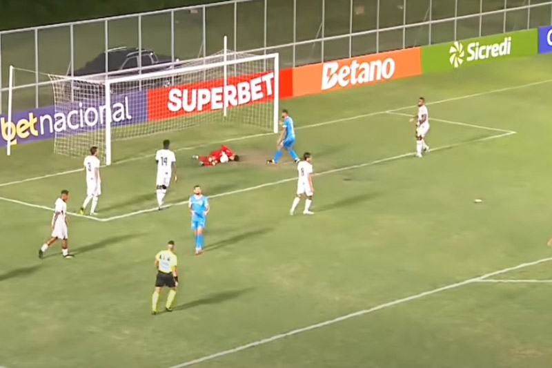 Lance de jogo: Manaus FC (de branco) foi eliminado nos pênaltis (Imagem: Esporte Manaus/YouTubeReprodução)