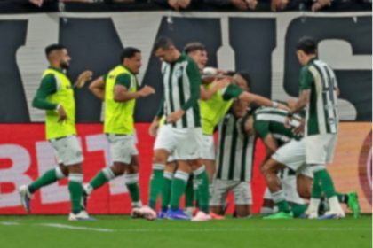 Jogadores do Coritiba comemoram gol na vitória sobre o Corinthians (Foto: Esdras Martins/Agência O Dia/Estadão Conteúdo)