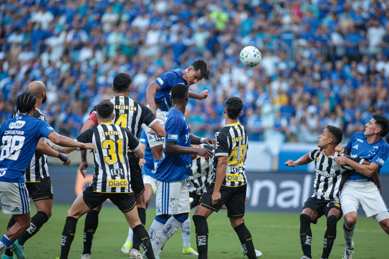 Lance de jogo: empate foi pior para o Cruzeiro que permanece em último no Brasileirão (Foto: Vinícius Januário Teixeira/Agência O Dia/Estadão Conteúdo)