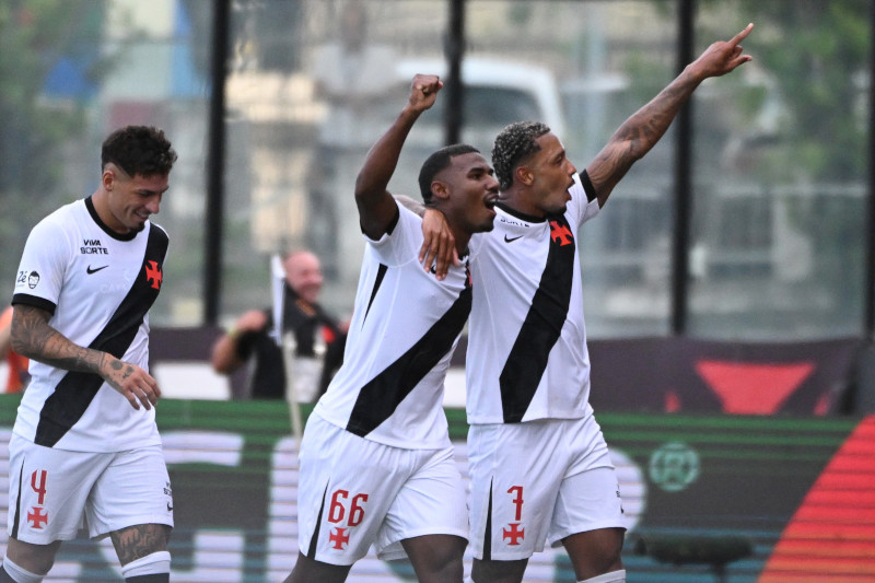 Cuiabano e David, do Vasco, comemoram o segundo gol marcado sobre o Grêmio (Foto: Alexandre Brum/Enquadrar/Estadão Conteúdo)